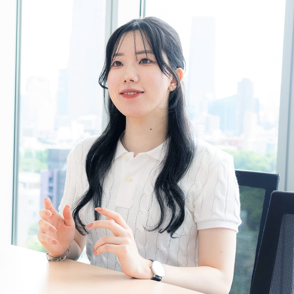 写真：インタビューに答える黒川さん