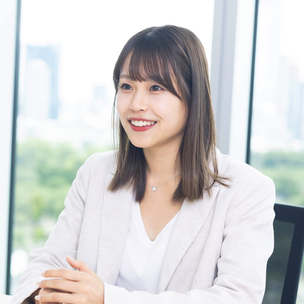 写真：インタビューに答える宮内さん