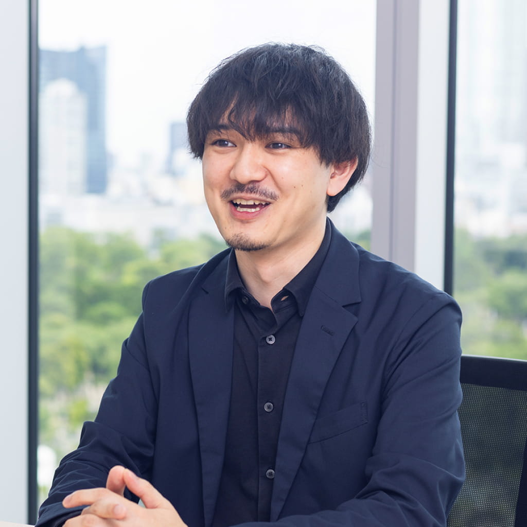写真:インタビューに答える榮さん